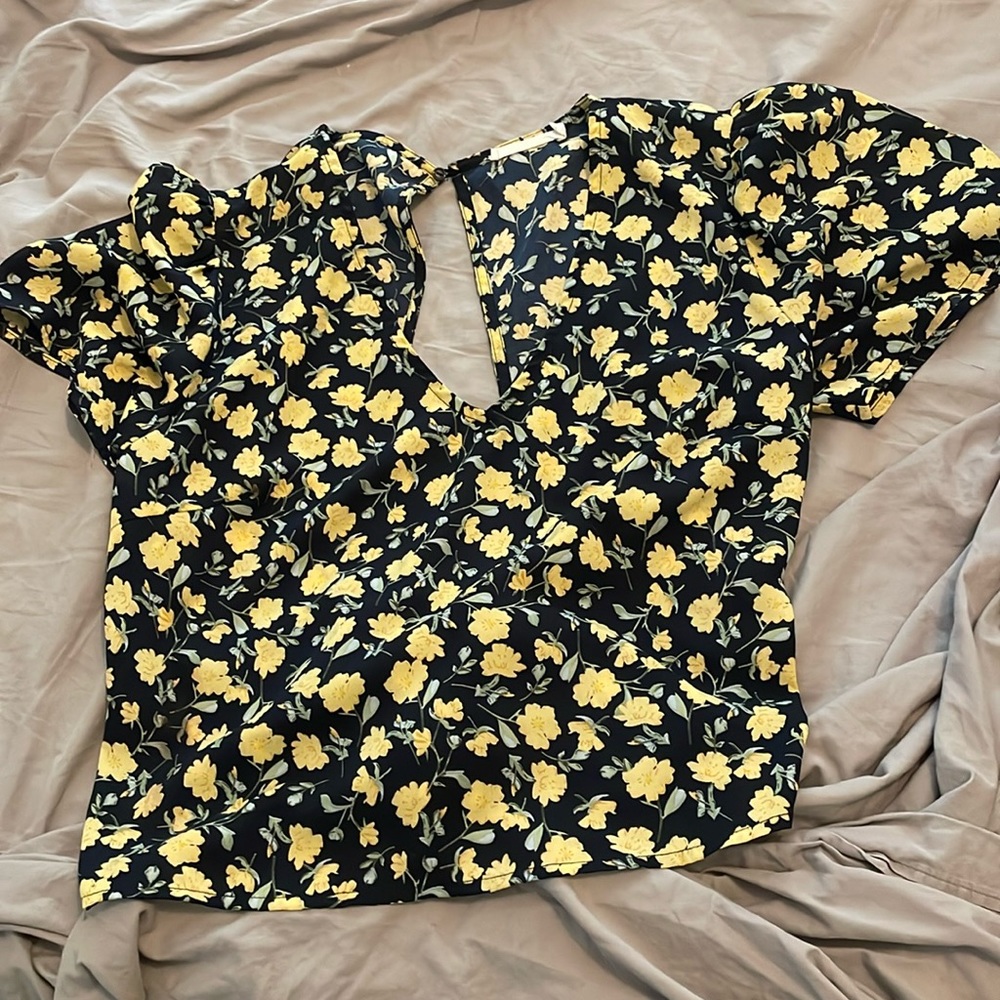 V neck floral tee with open back and bow